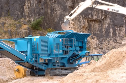 Excavator feeding mobile stone crusher